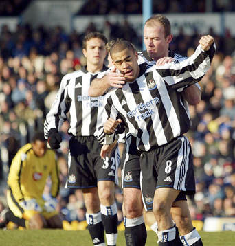  Kieron Dyer, Newcastle jublar åt Craig Bellamy's mål.