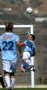 Patrik Andersson gör en akrobatisk undannick, Tobias Grahn