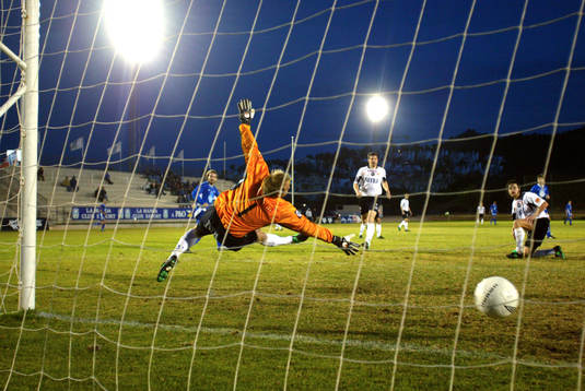 Peter Westman, målvakt, Örebro,  tvingas släppa en boll
