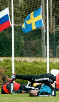 Benjamin Kibebe och Håkan Svensson värmer upp (Streching)