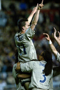 Ronaldinho hissar Marc Overmars som tack för