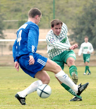 Marcus Skogvard skjuter mellan benen på Andreas Augustsson