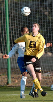  Filip Apelstav bakom Raufoss-spelare.