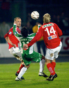 Nedtagning, Pablo Pinones-Arce tar ner bollen mellan två