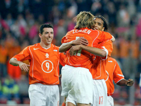  Pierre van Hooijdonk jubel med Boudewijn Zenden, Holland.