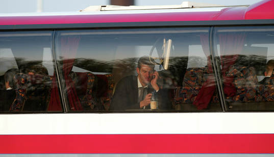 Andreas Isaksson i bussen på väg hem