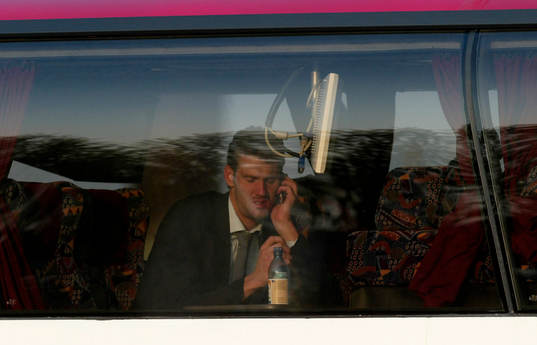 Andreas Isaksson i bussen på väg hem