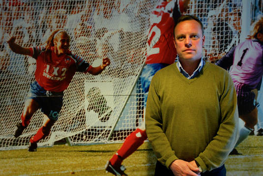 Hans Carell, sportchef Helsingborgs IF framför väggtapet