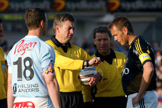  Leif Sundell, domare. Krister Nordin, Patrik Andersson singlar slant, mynt.