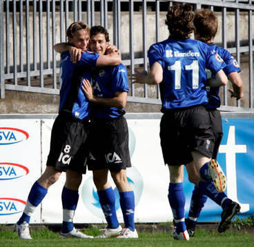  Markus Rosenberg, Halmstad grattas av Sharbel Touma efter 1-0 mÂlet.  
