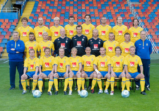  Bakre raden fr v Kim Källström, Teddy Lucic, Petter Hansson, Andreas Jakobsson, Zlatan Ibrahimovic, Olof Mellberg, Johan Mjällby och Michael Nilsson. Mitten fr v; Tommy Söderberg, Alexander Östlund, Marcus Allbäck, Magnus Hedman, Andreas Isaksson, Magnus Kihlstedt, Mattias Jonson, Erik Wahlstedt och Lars Lagerbäck. Främre raden fr v; Tobias Linderoth, Anders Svensson, Christian Wilhelmsson, Erik Edman, Henrik Larsson, Fredrik Ljungberg, Pontus Farnerud och Anders Andersson.
