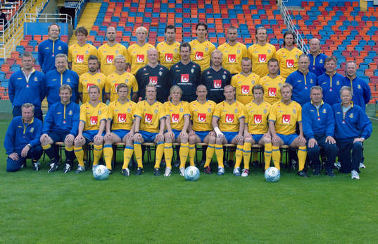  Bakre raden fr. vänster: Johan Allgulander, naprapat, Kim Källström, Teddy Lucic, Petter Hansson, Andreas Jacobsson, Zlatan Ibrahimovic, Olof Mellberg, Johan Mjällby, Mikael Nilsson och Mats Engqvist. Mellersta raden fr. vänster: Roger Jacobsson, materialförvaltare, Tommy Söderberg, förbundskapten, Alexander Östlund, Marcus Allbäck, Magnus Hedman, Andreas Isaksson, Magnus Kihlstedt, Mattias Jonson, Erik Wahlstedt, Lars Lagerbäck, förbundskapten, Lennart Ljung, målvaktstränare, Jan Erik Hammarbäck, säkerhetsansvarig. Främre raden fr. vänster: Peter Wahlbom, sjukgymnast, Paul Balsom, fysiolog, Tobias Linderoth, Anders Svensson, Christian Wilhelmsson, Erik Edman, Henrik Larsson, Fredrik Ljungberg, Pontus Farnerud, Anders Andersson, Jonas Nystedt, pressansvarig, Anders Valentin, läkare
