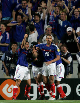  Zinedine Zidane, Frankrike jublar tillsammans med Bixente Lizarazu och David Trezeguet