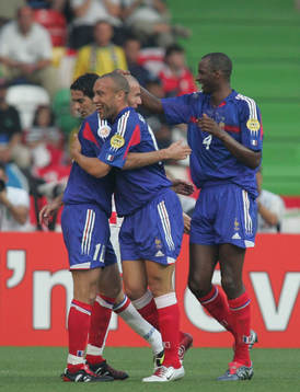Zinedine Zidane och Patrick Viera gratulerar målskytten