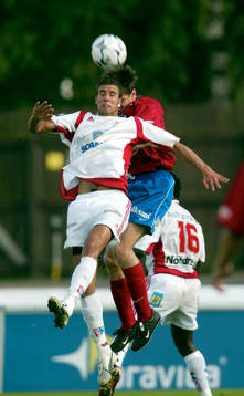 Christer Thor trycker Andreas Yacob-Haddad i ryggen