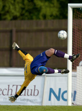 Erland Hellström chanslös, men bollen tar i stolpen