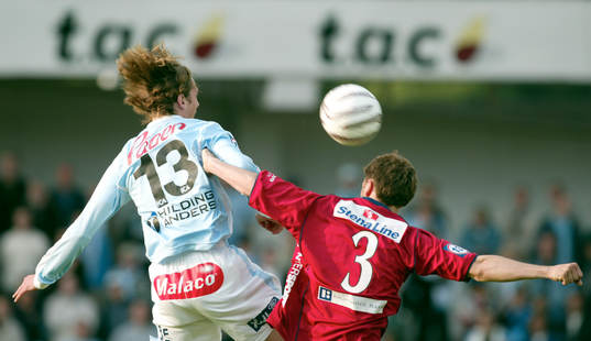 Jon Jönsson nickduellerar med Marcus Dahlin