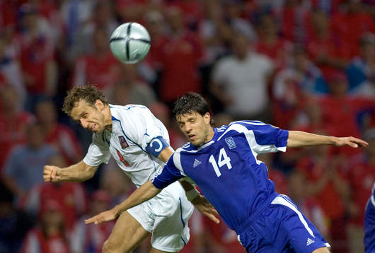 Nickduell. Pavel Nedved och Panagiotis Fyssas