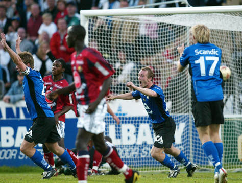  2-2, sen kvittering på övertid, Tommy Jönsson, som jublar t.v.