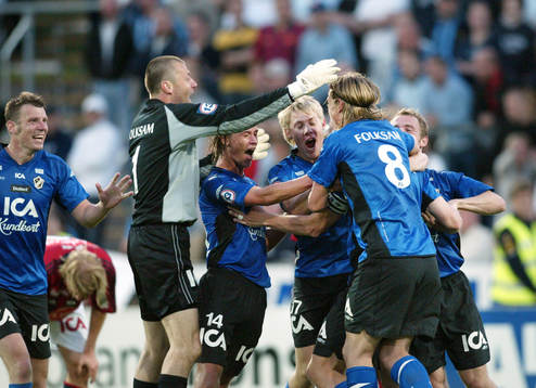  2-2, Tommy Jönsson, t.v., har nickar in kvitteringen  i slutsekunderna av de fem övertidsminuterna - och hela HBK jublar