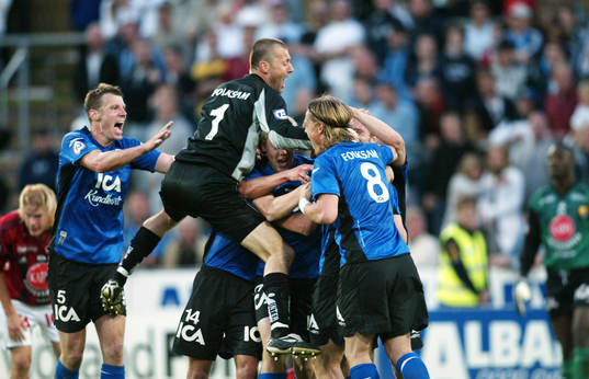  2-2, Tommy Jönsson, t.v., har nickar in kvitteringen  i slutsekunderna av de fem övertidsminuterna - och hela HBK, med målvakten Conny Johansson i spetsen, jublar