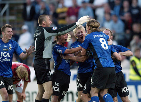  2-2, Tommy Jönsson, t.v., har nickar in kvitteringen  i slutsekunderna av de fem övertidsminuterna - och hela HBK jublar (jubel)