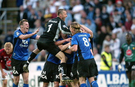 2-2, Tommy Jönsson, t.v., har nickar in kvitteringen  i