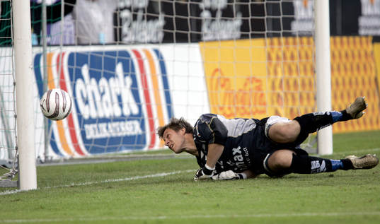 Conny Rosén, målvakt Helsingborg tittar när bollen