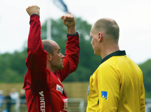 2-2, målskytten Tryggvi Gudmundsson är förbannad på