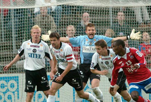  John Alvbåge, målvakt, Örebro, framför fr v;  Fredrik Samuelsson, Thomas Andersson.