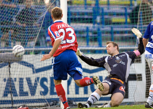 Erik Wahlstedt, Helsingborg nickar in bollen bakom Fredrik