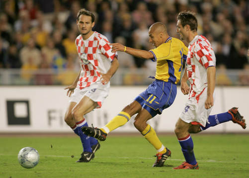 Henrik Larsson skuter ett skott på mål