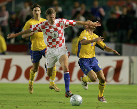 fredrik Ljungberg blir brutalt stoppad