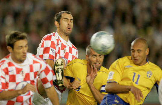 Olof Mellberg och Henrik Larsson i närkamp