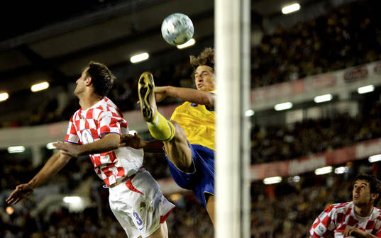 Zlatan Ibrahimovic, Sverige i hˆjdduell med Josip Simunic,