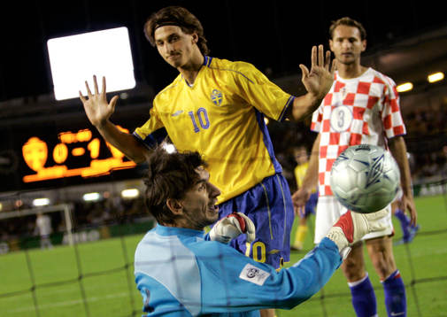  Zlatan Ibrahimovic slÂr ut med armarna och visar att han inte rˆr mÂlvakten Tomiaslav Butina samtidigt som bollen gÂr imÂl. 