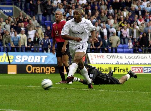  Les Ferdinand, Bolton tar vara på gratis chansen från Tim Howard, Manchester (Målvakt)
