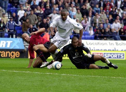  Les Ferdinand, Bolton tar vara på gratis chansen från Tim Howard, Manchester (Målvakt)