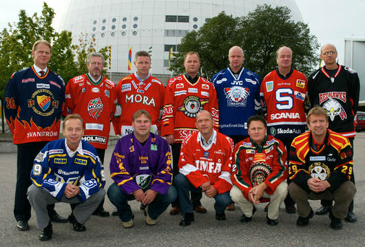 Tränare; Bakre raden från vänster: Niklas Wikegård,