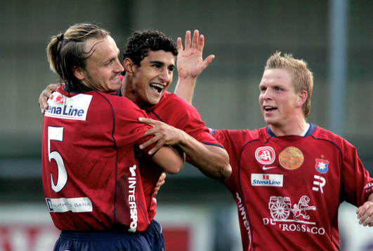  Anders Pryts gratulerar Ailton JosÈ Almeida, ÷rgryte efter 2-0 mÂlet. 