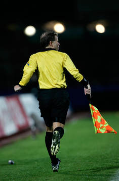 Linjedomare, assisterande domare, Leif Lindberg. Flagga