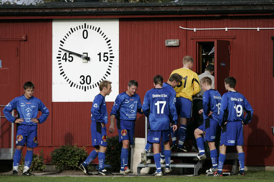 Matchur, matchklocka, spelare på väg in i omklädningsrum