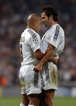  Roberto Carlos och Luis Figo, Real Madrid, jubel. Kram.