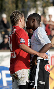 Slagsmålet mellan Fabio Augusto och Joseph Elanga. Domaren