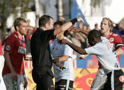  Slagsmålet mellan Fabio Augusto och Joseph Elanga. Domaren Jonas Eriksson försöker hålla trätobröderna stången.  Slagsmål, bråk.
