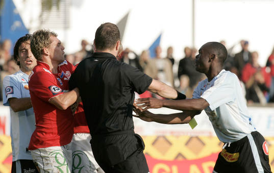 Slagsmålet mellan Fabio Augusto och Joseph Elanga. Domaren