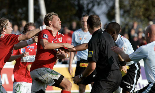 Slagsmålet mellan Fabio Augusto och Joseph Elanga. Domaren