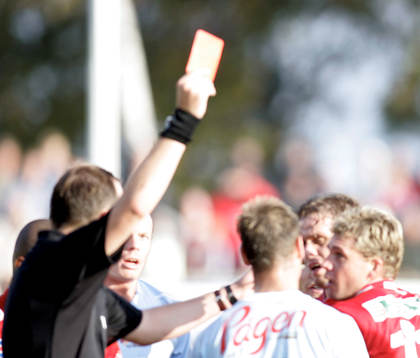  Slagsmålet mellan Fabio Augusto och Joseph Elanga. Domaren Jonas Eriksson försöker hålla trätobröderna stången.