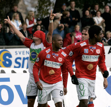  1-0, segermålet, Fabio Augusto. Tillsammans med de andra två brassarna Dede Andersson och Diogo Correr de Oliviera. Jubel.