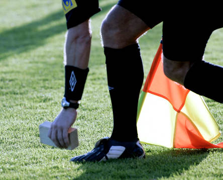 En stor träbit kastades in på plan av MFF-supporters,